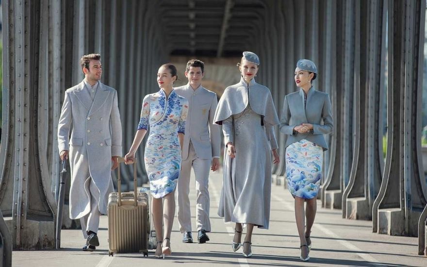  Hãng hàng không Trung Quốc, Hainan Airlines đã mạnh tay chi tiền may đồng phục Haute Couture cực sang chảnh cho tiếp viên của hãng mình. Lấy cảm hứng từ “xường xám”, trang phục truyền thống của Trung Quốc, bộ đồng phục này có sự pha trộn với phong cách hiện đại của phương Tây.